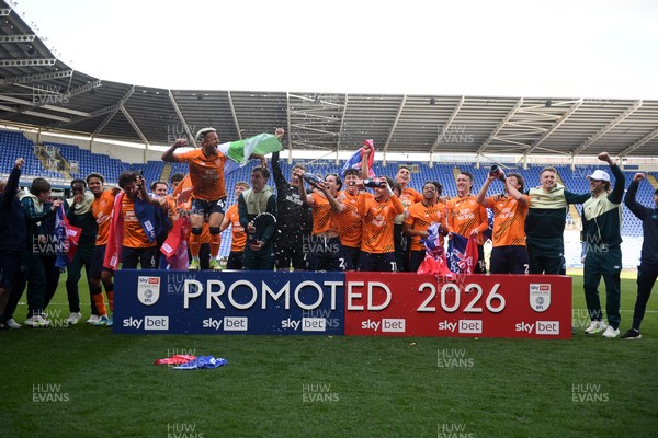 180426 - Reading v Cardiff City - Sky Bet League 1 - Cardiff City celebrate after securing promotion back to the Championship