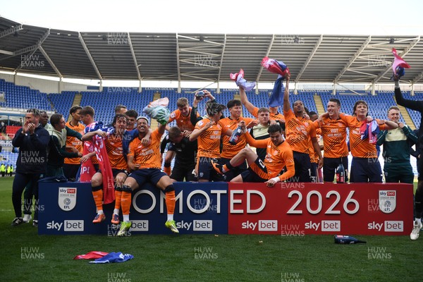 180426 - Reading v Cardiff City - Sky Bet League 1 - Cardiff City celebrate after securing promotion back to the Championship