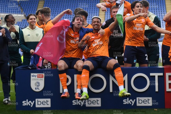 180426 - Reading v Cardiff City - Sky Bet League 1 - Cardiff City celebrate after securing promotion back to the Championship