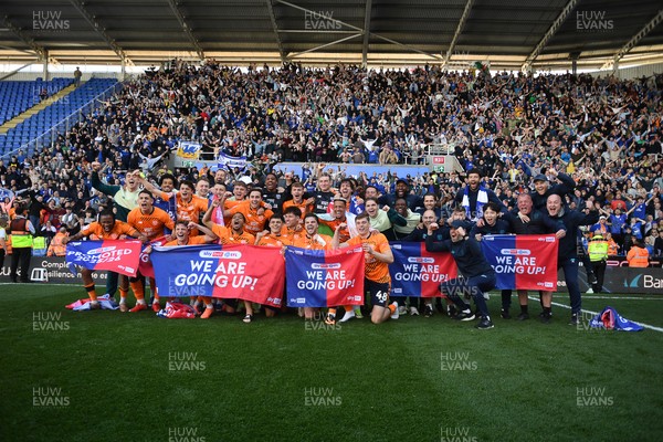 180426 - Reading v Cardiff City - Sky Bet League 1 - Cardiff City celebrate after securing promotion back to the Championship