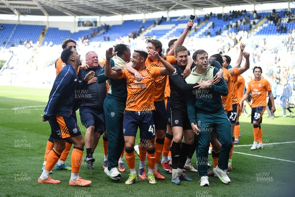 180426 - Reading v Cardiff City - Sky Bet League 1 - Cardiff players celebrate at full time after securing promotion back to the Championship