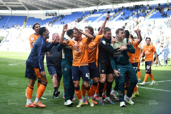 180426 - Reading v Cardiff City - Sky Bet League 1 - Cardiff players celebrate at full time after securing promotion back to the Championship