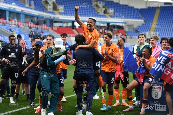 180426 - Reading v Cardiff City - Sky Bet League 1 - Brian Barry-Murphy, Cardiff City Manager picks up Callum Robinson of Cardiff City to celebrate at full time after securing promotion back to the Championship