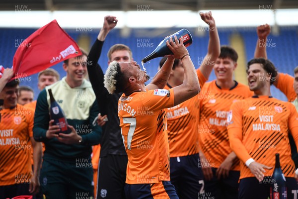 180426 - Reading v Cardiff City - Sky Bet League 1 - Cardiff players celebrate at full time after securing promotion back to the Championship