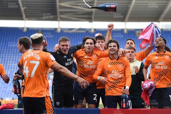 180426 - Reading v Cardiff City - Sky Bet League 1 - Cardiff players celebrate at full time after securing promotion back to the Championship