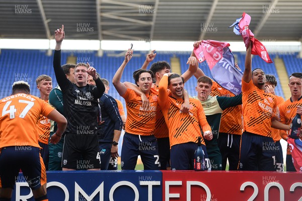 180426 - Reading v Cardiff City - Sky Bet League 1 - Cardiff players celebrate at full time after securing promotion back to the Championship