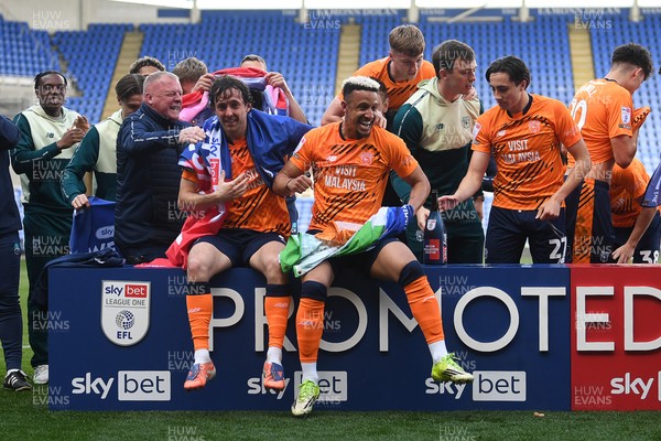 180426 - Reading v Cardiff City - Sky Bet League 1 - Cardiff players celebrate at full time after securing promotion back to the Championship