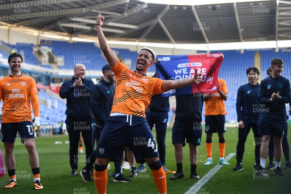 180426 - Reading v Cardiff City - Sky Bet League 1 - Callum Robinson of Cardiff City celebrates at full time after securing promotion back to the Championship