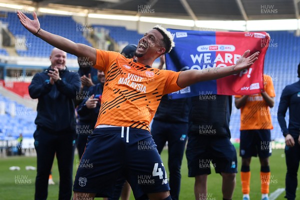 180426 - Reading v Cardiff City - Sky Bet League 1 - Callum Robinson of Cardiff City celebrates at full time after securing promotion back to the Championship