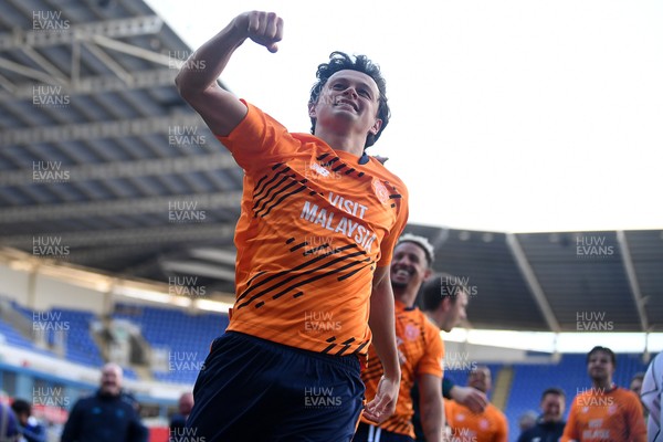 180426 - Reading v Cardiff City - Sky Bet League 1 - Perry NG of Cardiff City celebrates at full time after securing promotion back to the Championship