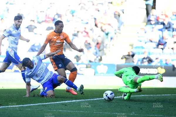 180426 - Reading v Cardiff City - Sky Bet League 1 - Chris Willock of Cardiff City goes close