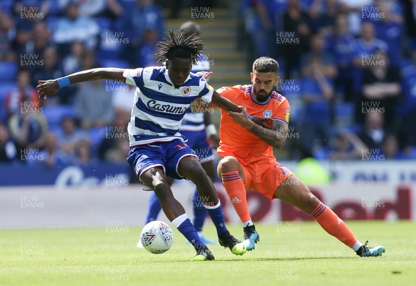 180819 - Reading v Cardiff City, Sky Bet Championship - Ovie Ejaria of Reading and Marlon Pack of Cardiff City compete for the ball