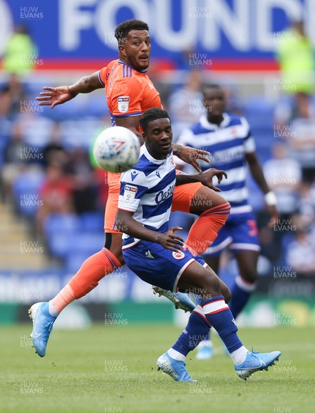 180819 - Reading v Cardiff City, Sky Bet Championship - Nathaniel Mendez-Laing of Cardiff City plays the ball past Omar Richards of Reading