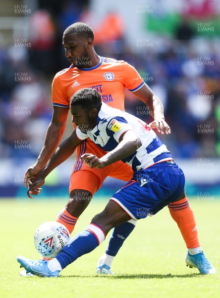 180819 - Reading v Cardiff City, Sky Bet Championship - Junior Hoilett of Cardiff City and Omar Richards of Reading compete for the ball
