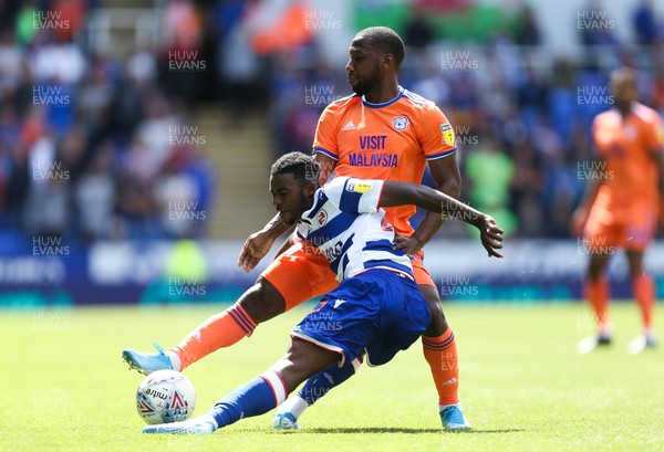 180819 - Reading v Cardiff City, Sky Bet Championship - Junior Hoilett of Cardiff City and Omar Richards of Reading compete for the ball