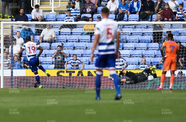 180819 - Reading v Cardiff City, Sky Bet Championship - Cardiff City goalkeeper Alex Smithies saves a penalty from Yakou Meite of Reading