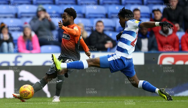 010119 - Reading v Swansea City - SkyBet Championship - Nathan Dyer of Swansea City is challenged by Omar Richards of Reading