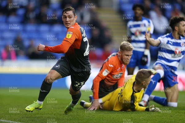 010119 - Reading v Swansea City - SkyBet Championship - Connor Roberts of Swansea City scores their second goal