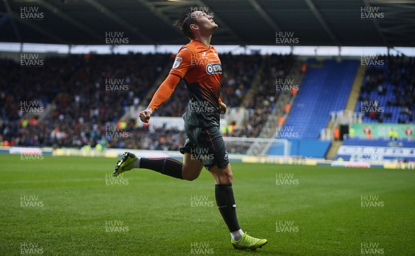 010119 - Reading v Swansea City - SkyBet Championship - Connor Roberts of Swansea City celebrates scoring a goal