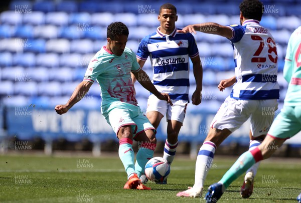 250421 - Reading v Swansea City - SkyBet Championship - Wayne Routledge of Swansea City takes a shot at goal