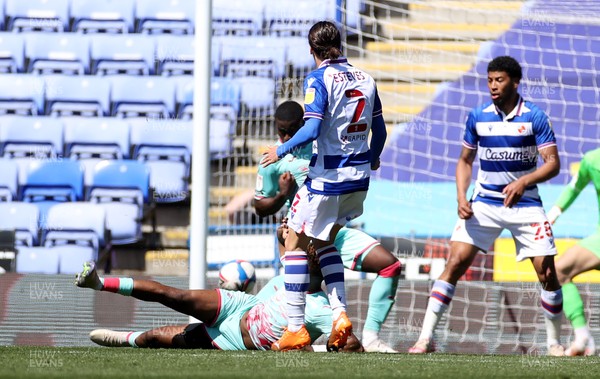 250421 - Reading v Swansea City - SkyBet Championship - Tomas Esteves of Reading scores a goal in the dying minutes of the match