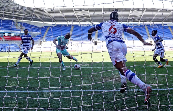250421 - Reading v Swansea City - SkyBet Championship - Andre Ayew of Swansea City scores their second goal