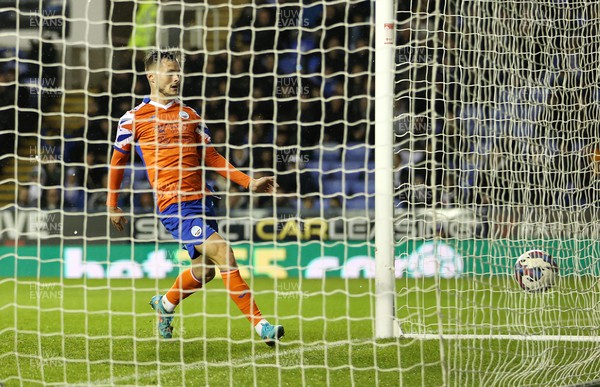 271222 - Reading v Swansea City - SkyBet Championship - Liam Cullen of Swansea City scores a goal,