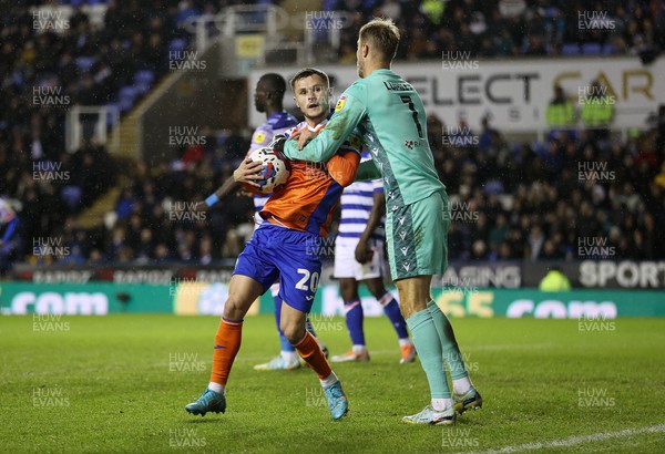 271222 - Reading v Swansea City - SkyBet Championship - Liam Cullen of Swansea City celebrates scoring a goal