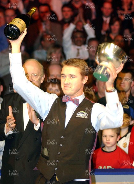 260103 - Regal Welsh Open Final - Stephen Hendry celebrates after beating Mark Williams to take the Regal Welsh Open title