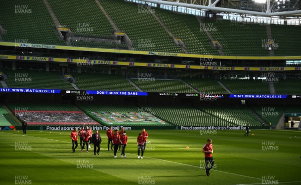 111020 - Republic of Ireland v Wales - UEFA Nations League - Wales players look around Aviva Stadium ahead of kick off