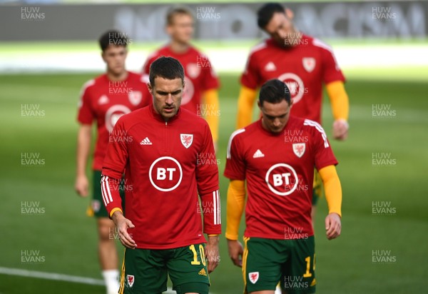 111020 - Republic of Ireland v Wales - UEFA Nations League - Aaron Ramsey of Wales leads team after the warm up