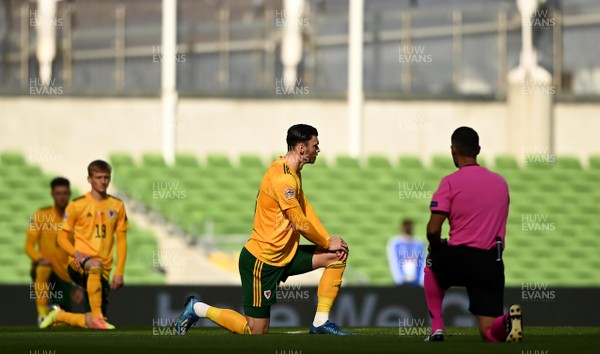 111020 - Republic of Ireland v Wales - UEFA Nations League - Kieffer Moore of Wales takes a knee before kick off