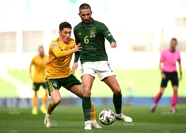 111020 - Republic of Ireland v Wales - UEFA Nations League - Harry Wilson of Wales and Conor Hourihane of Republic of Ireland compete