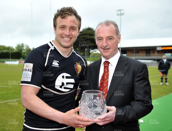 180513 - RGC 1404 v Rhydyfelin - SWALEC League 1 East - RGC 1404 celebrate winning the SWALEC League 1 East  titlePictured are Club Captain Kelvin Davies, left, and WRU Representative Alwyn Jones 