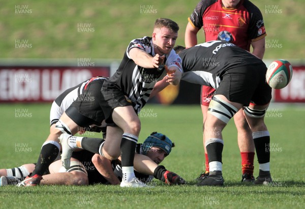 171118 - RGC1404 v Bedwas - Principality Premiership -  Luke Crane of Bedwas passes the ball from the ruck
