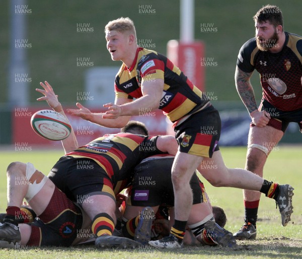 170218 - RGC1404 v Carmarthen Quins - Principality Premiership -  Aled James Gethin Robinson of Carmarthen Quins RFC passes the ball from the ruck
