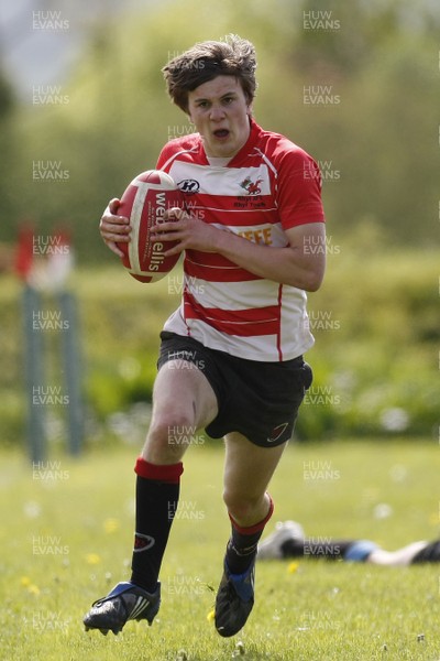 15.05.10 Rhyl Youth v Glamorgan Wanderers Youth - RAF Careers Youth League - Rhyl's Kriss Wilkes makes a break along the touch line. 