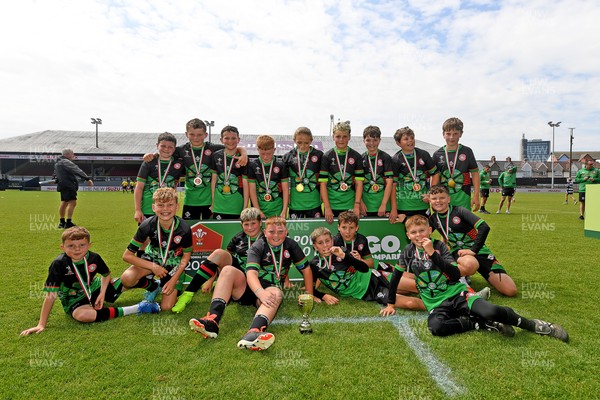 210525 - Rhymney Valley and Caerphilly District v Pembs Schools  - WSRU Junior Group - U11s DC Thomas Bowl Final - Rhymney Valley and Caerphilly District players celebrate lifting the trophy 