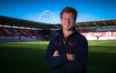 300816 -    Scarlets Rhys Patchell at Parc y Scarlets