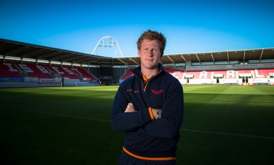 300816 -    Scarlets Rhys Patchell at Parc y Scarlets