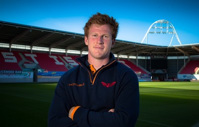 300816 -    Scarlets Rhys Patchell at Parc y Scarlets