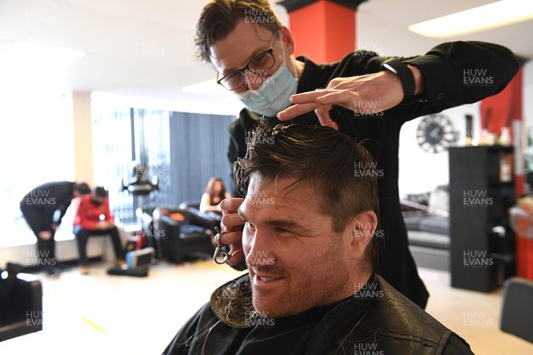 300421 -  Dragons rugby player Richard Hibbard has his haircut to raise money for team mate Greg Bateman's charity People's Captain