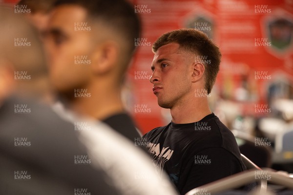 110625 - WRU - Richard Parkes speaks to Welsh team at the Vale Resort - Cameron Winnett