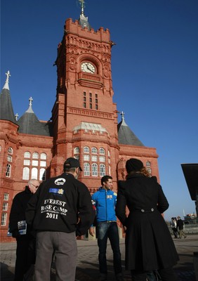 Richard Parks Leaves Cardiff On 737 Challenge 121210 