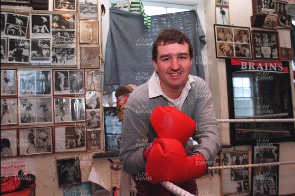 201295 - Darts player Richie Burnett works out in boxing gym in Cardiff 