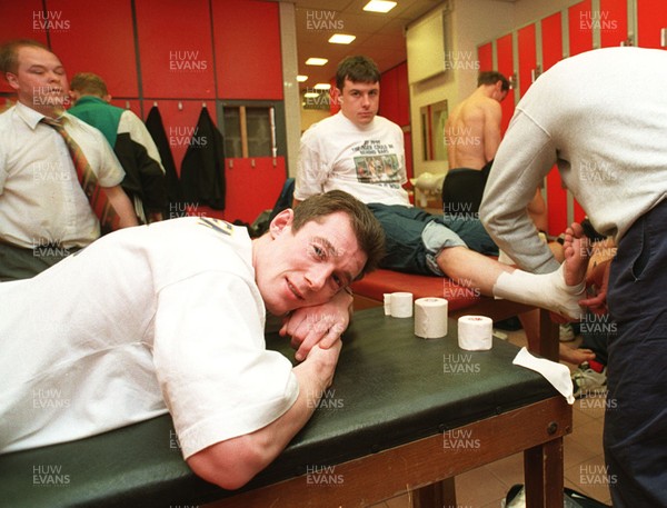 080296 - Rob Howley gets ready for training