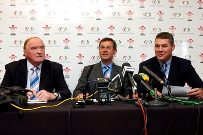 19.09.06 Roger Lewis (Ctr) is announced as WRU Group Chief Excecutive, alongside WRU President Keith Rowlands (L) and WRU and Millennium Stadium Chairman David Pickering 