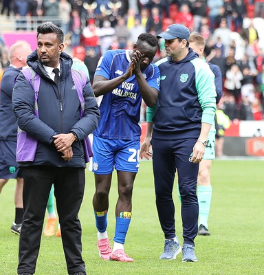 040524 - Rotherham United v Cardiff City - Sky Bet Championship - Manager Erol Bulut of Cardiff speaks to Famara Diedhiou of Cardiff at the end of the match