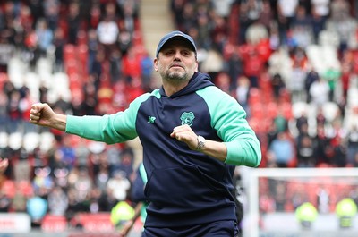 040524 - Rotherham United v Cardiff City - Sky Bet Championship - Manager Erol Bulut of Cardiff salutes the fans at the end of the match