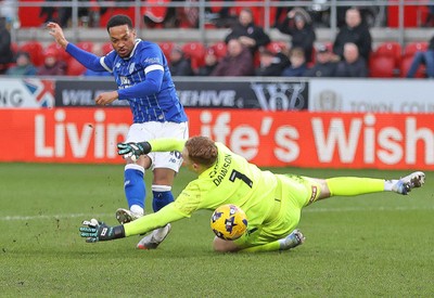 070226 - Rotherham United v Cardiff City - Sky Bet League 1 - Chris Willock of Cardiff scores the 2nd Cardiff goal past Goalkeeper Cameron Dawson of Rotherham